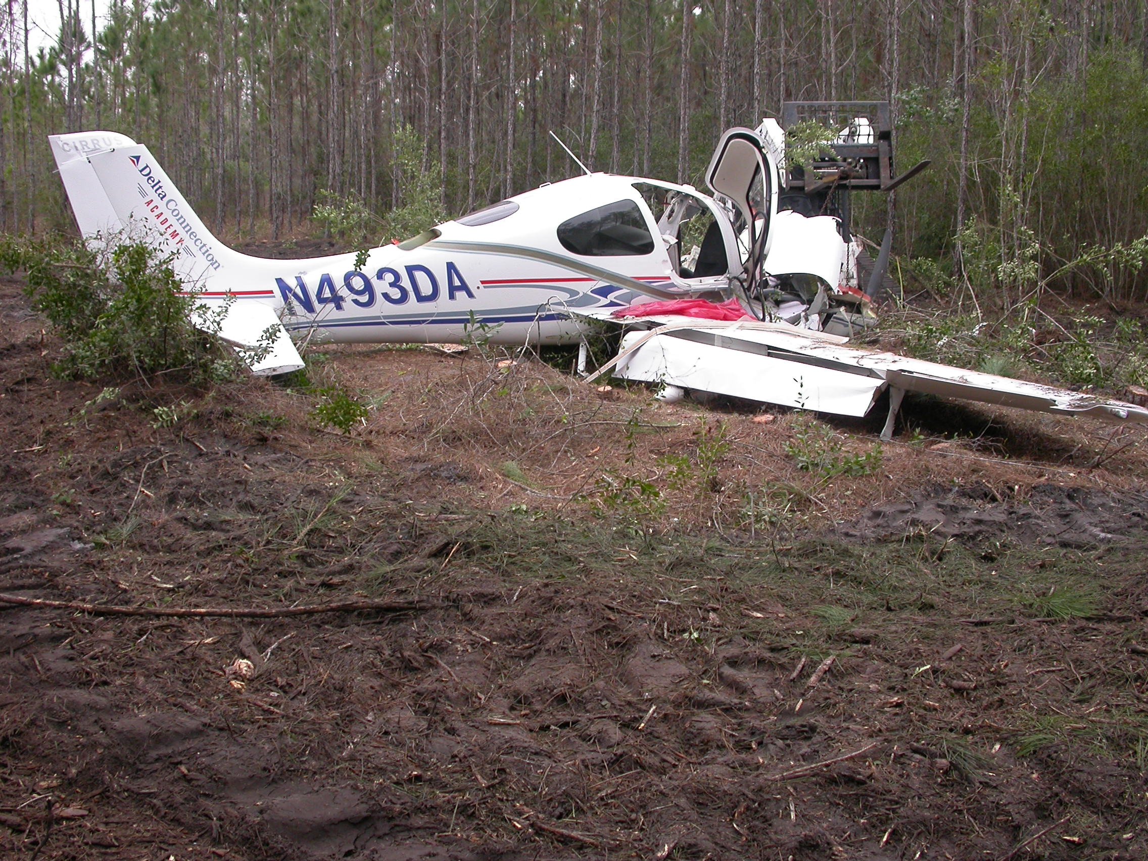 CIRRUS DESIGN CORP SR20 accident investigation - Deltona, FL